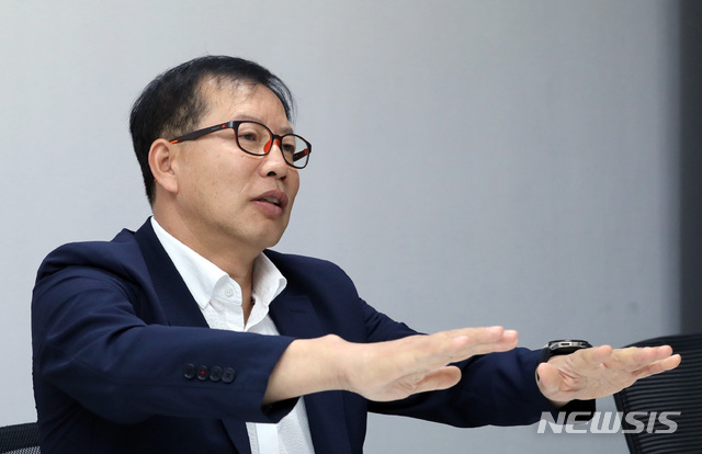 【고양=뉴시스】 전진환 기자 = 한국감정평가사협회 전국지회장협의회 강문환 의장이 22일 오전 경기도 고양시 감정평가법인 대일감정원에서 뉴시스와 인터뷰하고 있다. 2019.07.23. amin2@newsis.com