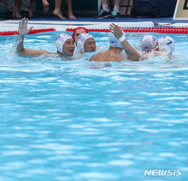 【광주=뉴시스】 고범준 기자 = 23일 오전 광주 광산구 남부대학교 수구경기장에서 열린 2019 광주세계수영선수권대회 남자 수구 대한민국-뉴질랜드의 15~16위 순위결정전 경기, 한국 대표팀이 승리를 거두자 기뻐하고 있다. 이번 경기는 경기는 12-12(3-3 2-2 4-5 3-2)로 비겨, 페널티슛(5-4)로 이기며 15위를 기록했다. 2019.07.23. bjko@newsis.com