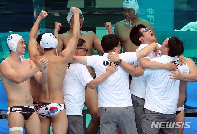 【광주=뉴시스】 고범준 기자 = 23일 오전 광주 광산구 남부대학교 수구경기장에서 열린 2019 광주세계수영선수권대회 남자 수구 대한민국-뉴질랜드의 15~16위 순위결정전 경기, 한국 대표팀이 승리를 거두자 기뻐하고 있다. 이번 경기는 경기는 12-12(3-3 2-2 4-5 3-2)로 비겨, 페널티슛(5-4)로 이기며 15위를 기록했다. 2019.07.23. bjko@newsis.com