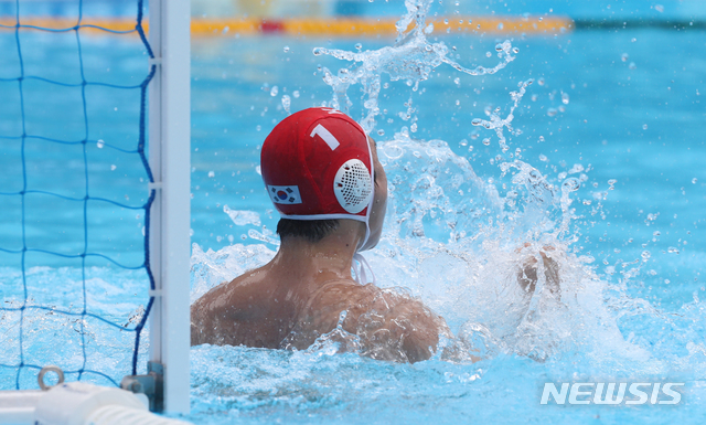 【광주=뉴시스】 고범준 기자 = 23일 오전 광주 광산구 남부대학교 수구경기장에서 열린 2019 광주세계수영선수권대회 남자 수구 대한민국-뉴질랜드의 15~16위 순위결정전 경기, 한국 이진우 골키퍼가 상대 페널티 슛을 막자 기뻐하고 있다. 이번 경기는 경기는 12-12(3-3 2-2 4-5 3-2)로 비겨, 페널티슛(5-4)로 이기며 15위를 기록했다. 2019.07.23. bjko@newsis.com