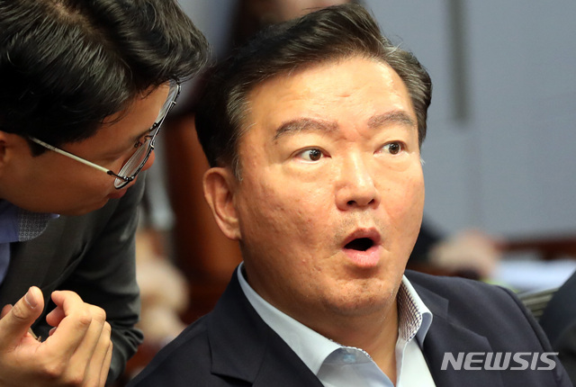 【서울=뉴시스】 박영태 기자 = 23일 오전 서울 여의도 국회 의원회관에서 열린 자유한국당 2020 경제대전환위원회 지속가능한 복지 분과위원회 세미나 ‘경제성장과 공존하는 복지, 그 해법’에 참석한 민경욱 의원이 관계자와 이야기를 나누고 있다. 2019.07.23. since1999@newsis.com