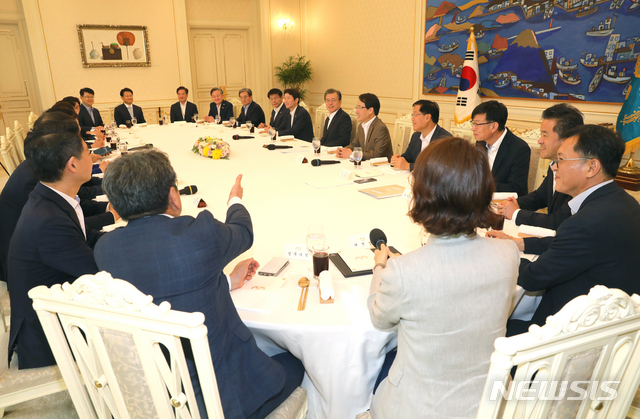 【서울=뉴시스】박진희 기자 = 문재인 대통령이 23일 청와대 본관에서 더불어민주당 원내대표단 초청 오찬 간담회를 하고 있다. 2019.07.23. pak7130@newsis.com