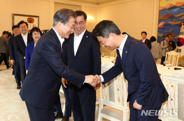 【서울=뉴시스】박진희 기자 = 문재인 대통령이 23일 청와대 본관에서 더불어민주당 원내대표단 초청 오찬 간담회에 앞서 김영호 부대표와 악수하고 있다. 2019.07.23. pak7130@newsis.com