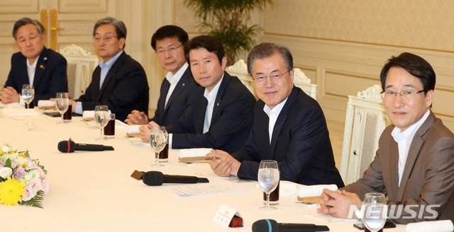 【서울=뉴시스】박진희 기자 = 문재인 대통령이 23일 청와대 본관에서 더불어민주당 원내대표단 초청 오찬 간담회를 하고 있다. 이날 오찬에는 이인영 원내대표, 이원욱 원내수석부대표, 정춘숙·박찬대 원내대변인, 윤후덕·고용진 표창원·맹성규·김영호·서삼석·이규희·김정호·제윤경·임종성 원내부대표 등이 참석했고, 청와대에서는 노영민 비서실장, 김상조 정책실장, 강기정 정무수석 등이 배석했다. 2019.07.23. pak7130@newsis.com