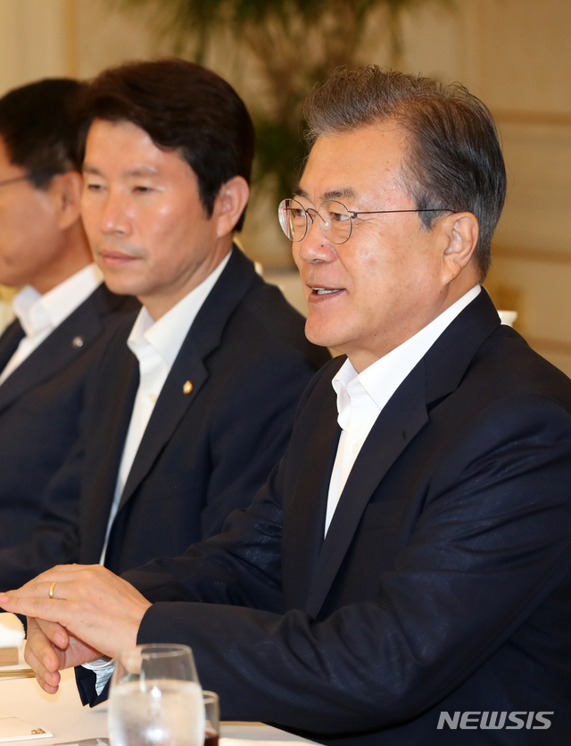 【서울=뉴시스】박진희 기자 = 문재인 대통령과 이인영 원내대표가 23일 청와대 본관에서 더불어민주당 원내대표단 초청 오찬 간담회를 하고 있다. 2019.07.23.&nbsp; pak7130@newsis.com