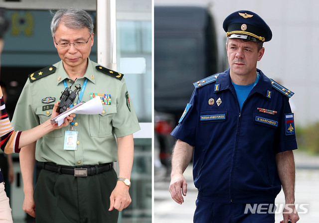 【서울=뉴시스】추상철 기자 =중국과 러시아 군용기가 한국방공식별구역(KADIZ)에 수 차례 진입했으며 이 과정에서 러시아 정찰기가 독도 인근 영공을 침범 했다.&nbsp; 23일 오후 서울 용산구 합동참모본부에서 두농위 주한 중국무관이 초치된 후 청사를 나서고 있다(왼쪽). 들어서고 있다. 초치된 마르첸코(왼쪽) 주한 러시아무관이 청사로 들어서고 있다2019.07.23.&nbsp; scchoo@newsis.com 