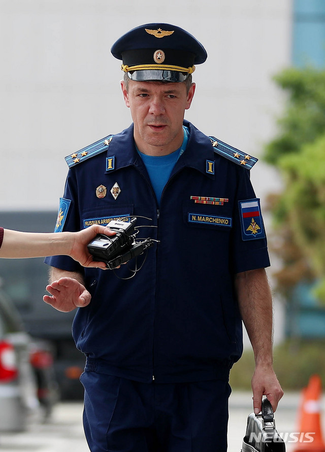 【서울=뉴시스】추상철 기자 =중국과 러시아 군용기가 한국방공식별구역(KADIZ)에 수 차례 진입했으며 이 과정에서 러시아 정찰기가 독도 인근 영공을 침범 했다.  초치된 마르첸코 주한 러시아무관이 23일 오후 서울 용산구 합동참모본부로 들어서고 있다. 2019.07.23.  scchoo@newsis.com