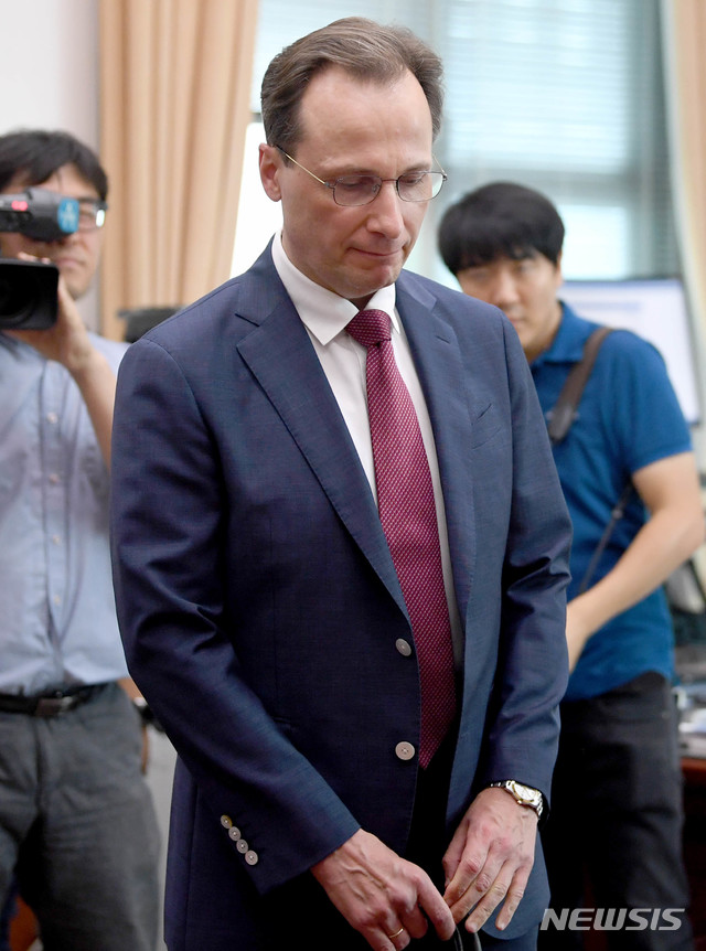 【서울=뉴시스】김선웅 기자 = 막심 볼코프 주한 러시아 대사대리가 러시아 군용기가 독도 우리 영공을 침범한 것과 관련해 23일 오후 서울 종로구 외교부로 초치되고 있다.  이날 오전 러시아 군용기 3대는 한국방공식별구역(KADIZ)에 진입한 뒤, 이 중 1대가 독도 인근 영공을 두 차례 침범해 우리 군은 러시아 항공기에 경고사격을 가했다. 2019.07.23.  photo@newsis.com 