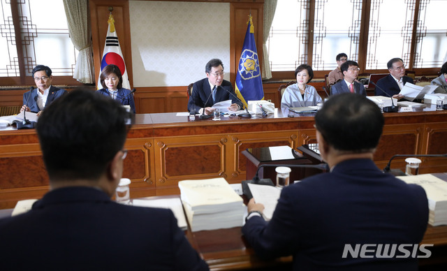 【서울=뉴시스】김선웅 기자 = 이낙연 국무총리가 23일 서울 종로구 정부서울청사에서 열린 제2차 규제자유특구위원회에서 모두발언을 하고 있다. 2019.07.23. mangusta@newsis.com