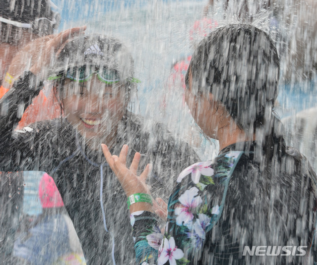 【울산=뉴시스】배병수 기자 = 전국으로 폭염주위보가 내려진 23일 오후 울산시 중구 동천야외물놀이장에 어린이들이 시원한 물줄기로 더위를 식히고 있다. 2019.07.23. bbs@newsis.com