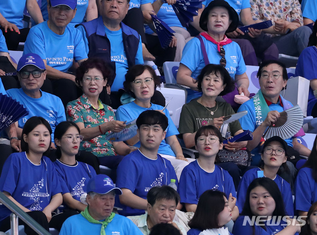 【광주=뉴시스】이영환 기자 = 23일 광주 광산구 남부대학교 시립국제수영장에서 열린 2019 광주세계수영선수권대회 경영 종목 경기를 찾은 관람객들이 부채질을 하며 경기를 관람하고 있다. 2019.07.23.20hwan@newsis.com
