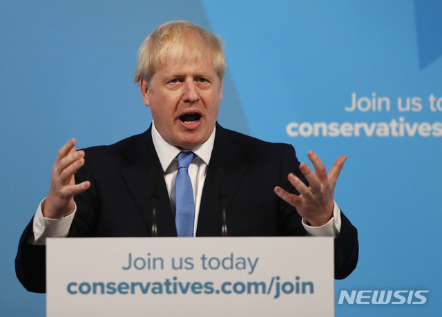 【런던=AP/뉴시스】보리스 존슨 전 외무장관이 23일(현지시간) 영국 집권 보수당 대표로 선출된 뒤 연설하고 있다. 존슨 전 장관은 사임 의사를 밝힌 바 있는 테리사 메이 총리의 뒤를 이어 24일 새 총리로 취임한다. 2019.07.23.