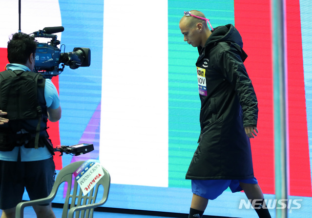 【광주=뉴시스】이영환 기자 = 23일 오후 광주 광산구 남부대학교 시립국제수영장에서 열린 2019 광주세계수영선수권대회 남자 접영 200m 준결승, 불가리아 안토니 이바노브가 롱패딩을 입고 입장하고 있다. 2019.07.23.20hwan@newsis.com