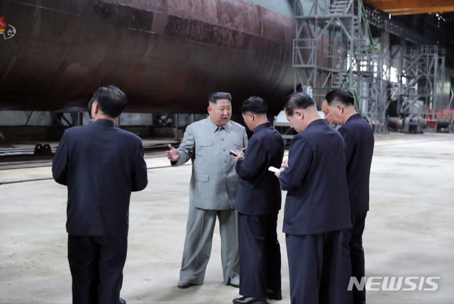 【서울=뉴시스】북한 조선중앙TV는 김정은 국무위원장이 새로 건조한 잠수함을 살펴봤다고 23일 보도했다. 2019.07.23. (사진=조선중앙TV 캡쳐) photo@newsis.com