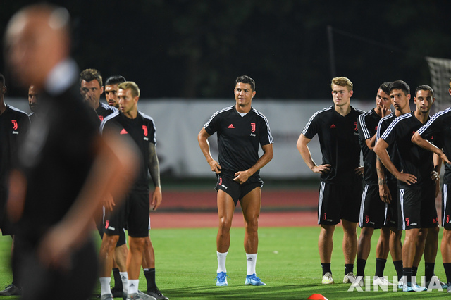 (190723) -- NANJING, July 23, 2019 (Xinhua) -- Cristiano Ronaldo (C) of Juventus attends a training session ahead of the International Champions Cup football match between Inter Milan and Juventus in Nanjing, eastern China's Jiangsu Province on July 23, 2019. The match will kick off in Nanjing on July 24, 2019. (Xinhua/Li Bo)