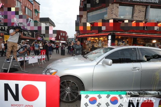 【인천=뉴시스】 함상환 기자=23일 오후 인천 남동구 구월동 수협사거리에서 인천 시민들이 일본자동차를 부수는 퍼포먼스를 하고 있다. 2019.07.24 (사진=독자 제공)hsh3355@newsis.com