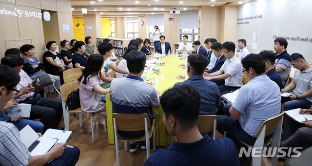 【하남=뉴시스】 문영일 기자 = 경기 하남시의회 강성삼 부의장은 위례신도시 엠코센트로엘 비상대책위원회와 승강기하자 대책마련을 위한 간담회를 갖고 시공사인 현대엔지니어링과 승강기 설치업체인 오티스에 빠른 시일 내에 승강기 전면교체 등을 통한 문제해결을 촉구했다. 2019.07.24. (사진=하남시의회 제공)photo@newsis.com