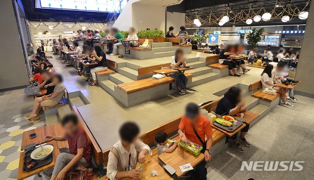 【부산=뉴시스】 부산 롯데백화점 4개점(부산본점·광복점·센텀시티점·동래점)은 본격적인 무더위가 시작되면서 '백캉스'(백화점에서 즐기는 바캉스) 고객 모시기에 열을 올리고 있다고 24일 밝혔다.사진은 롯데백화점 부산본점 지하 2층에 마련된 계단식 휴게공간에서 음식을 맛보거나 휴식을 즐기는 백캉스 고객들의 모습. 2019.07.24. (사진=롯데백화점 제공)photo@newsis.com 