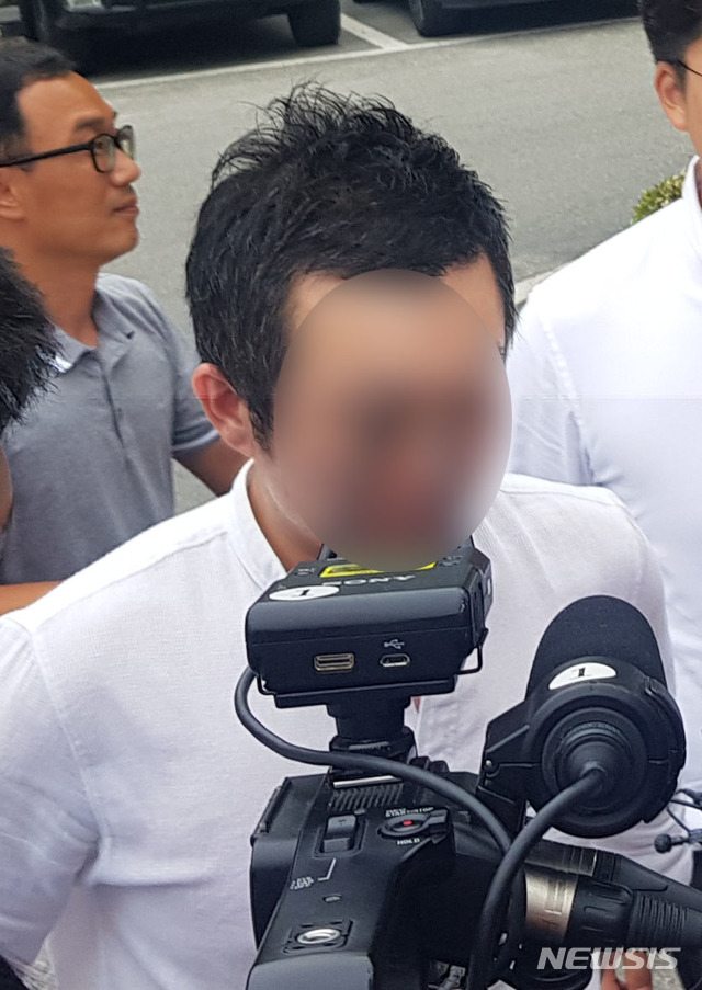 【청주=뉴시스】 김재광 기자 = 전 남편을 살해하고 시신을 훼손·유기한 혐의를 받는 고유정(36·구속기소)의 의붓아들 A군 의문사 사건을 수사 중인 청주상당경찰서가 24일 고씨의 남편 B(37) 씨를 피의자 신분으로 소환했다.2019.07.24. kipoi@newsis.com&nbsp; 