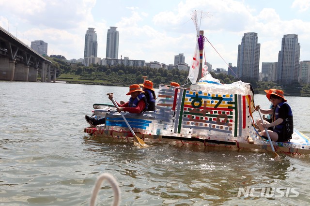 【서울=뉴시스】서울시(한강사업본부)는 올해 한강몽땅 여름축제에서 일회용품 쓰레기 문제와 관련, 환경 캠페인 프로그램을 진행한다고 25일 밝혔다. 리사이클 뗏목이 한강을 건너고 있다. 2019.07.25. (사진=서울시 제공)