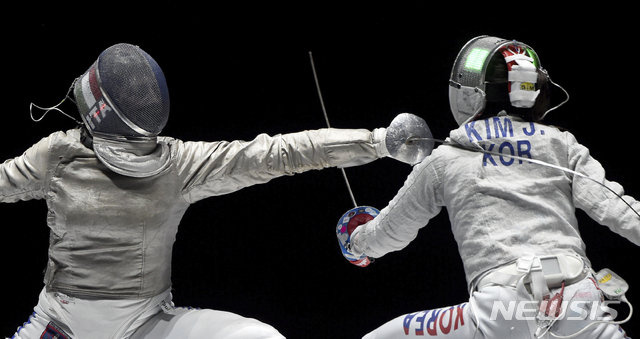 【부다페스트=AP/뉴시스】여자 사브르 단체전에 출전한 김지연(오른쪽)이 23일(현지시간) 헝가리 부다페스트에서 열린 국제펜싱연맹(FIE) 2019 세계 펜싱 선수권 여자 사브르 단체전 3-4위전에서 이탈리아의 로셀라 그레고리오와 경기하고 있다. 최수연, 황선아, 김지연, 윤지수로 구성된 한국 여자 사브르 대표팀은 이탈리아에 45-35로 승리하며 동메달을 차지했다. 2019.07.24.