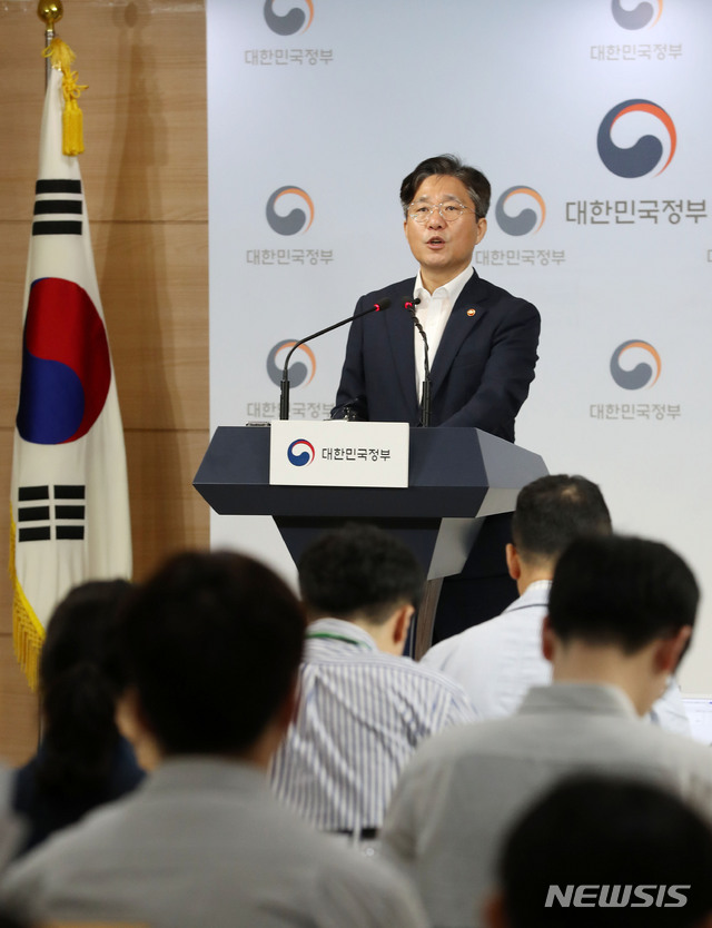 【서울=뉴시스】홍효식 기자 = 성윤모 산업통상자원부 장관이 24일 오전 서울 종로구 정부서울청사 브리핑실에서 일본 수출무역관리령 개정안에 대한 정부 의견서 제출 관련 브리핑을 하고 있다. 2019.07.24. yesphoto@newsis.com