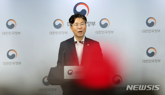 【서울=뉴시스】홍효식 기자 = 성윤모 산업통상자원부 장관이 24일 오전 서울 종로구 정부서울청사 브리핑실에서 일본 수출무역관리령 개정안에 대한 정부 의견서 제출 관련 브리핑을 하고 있다. 2019.07.24. yesphoto@newsis.com