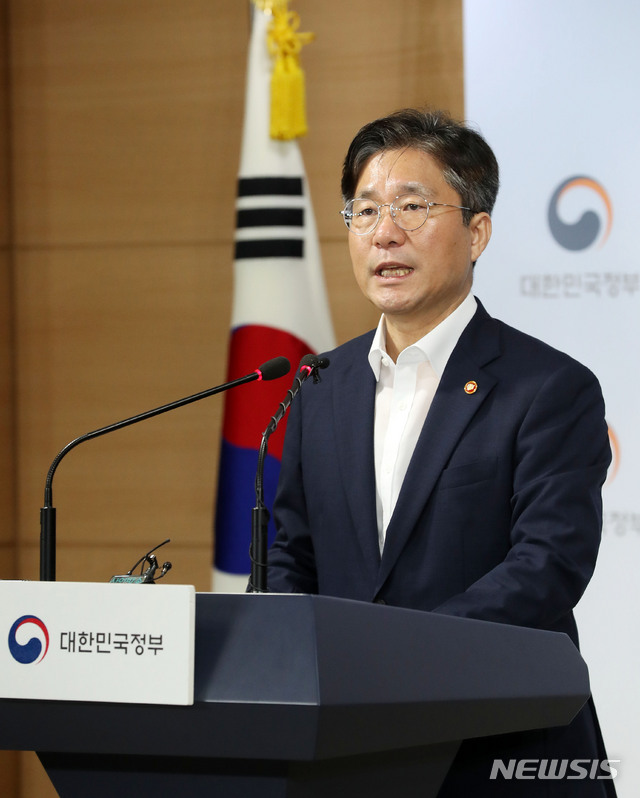 【서울=뉴시스】홍효식 기자 = 성윤모 산업통상자원부 장관이 24일 오전 서울 종로구 정부서울청사 브리핑실에서 일본 수출무역관리령 개정안에 대한 정부 의견서 제출 관련 브리핑을 하고 있다. 2019.07.24. yesphoto@newsis.com