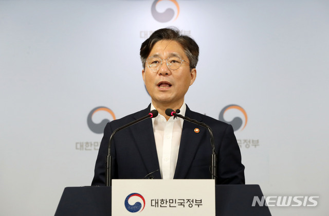 【서울=뉴시스】홍효식 기자 = 성윤모 산업통상자원부 장관이 24일 오전 서울 종로구 정부서울청사 브리핑실에서 일본 수출무역관리령 개정안에 대한 정부 의견서 제출 관련 브리핑을 하고 있다. 2019.07.24. yesphoto@newsis.com