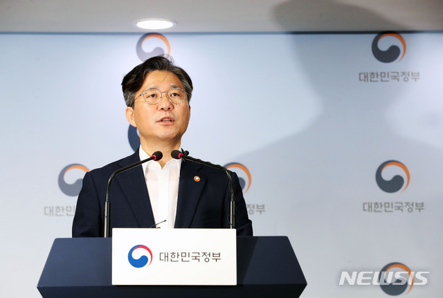 【서울=뉴시스】홍효식 기자 = 성윤모 산업통상자원부 장관이 24일 오전 서울 종로구 정부서울청사 브리핑실에서 일본 수출무역관리령 개정안에 대한 정부 의견서 제출 관련 브리핑을 하고 있다. 2019.07.24.&nbsp; yesphoto@newsis.com
