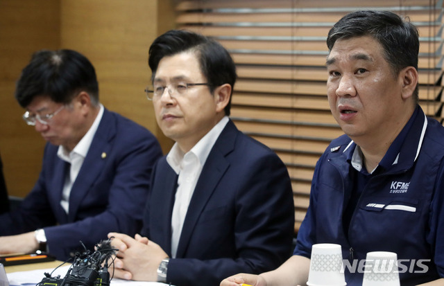 【서울=뉴시스】박미소 기자 = 최승재(오른쪽) 소상공인연합회장이 24일 오전 서울 동작구 소상공인연합회에서 열린 '소상공인연합회 자유한국당 정책간담회'에서 인사말을 하고 있다. 2019.07.24.&nbsp; misocamera@newsis.com