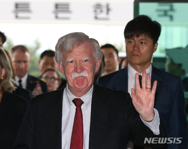 【서울=뉴시스】 전진환 기자 = 존 볼턴 미국 백악관 국가안보보좌관이 정경두 국방부장관과의 면담을 위해 24일 오전 서울 용산구 국방부로 들어오고 있다. 볼턴 보좌관은 일본의 반도체 소재 수출 규제로 촉발된 한·일 갈등 상황과 북미 비핵화 실무협상 등에 대해 폭넓은 논의를 위해 방한 했다. 2019.07.24. photo@newsis.com