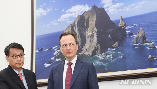 【서울=뉴시스】이종철 기자 = 24일 서울 여의도 국회에서 윤상현 외교통일위원장이 막심 볼코프 주한 러시아 대사 대리를 면담하고 러시아 군용기 한국 영공 침범에 대해 항의 하고 있다. 2019.07.24.&nbsp; jc4321@newsis.com