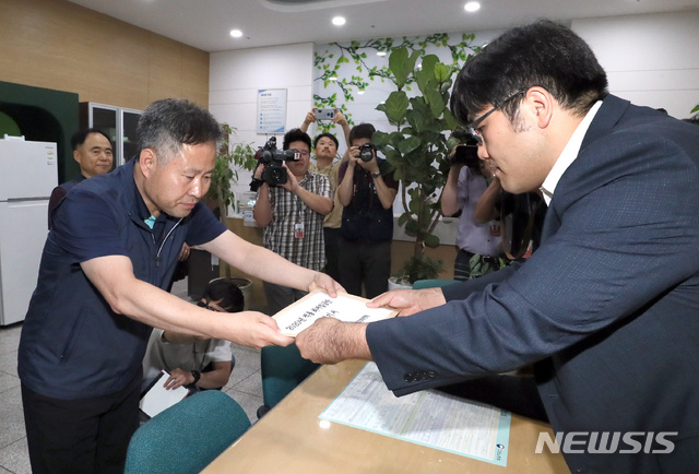 【세종=뉴시스】강종민 기자 = 정문주 한국노총 정책본부장이 24일 오전 정부세종청사 고용노동부에 2020년 적용 최저임금안에 대한 이의 제기서를 제출하고 있다. 2019.07.24. ppkjm@newsis.com