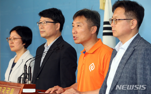 [서울=뉴시스]이종철 기자 = 민중당 이상규 상임대표와 전 통합진보당 의원들이 지난 2019년 7월24일 오전 서울 여의도 국회 정론관에서 통합진보당 국회의원 지위확인 소송 관련 기자회견을 하고 있다. 2019.07.24. jc4321@newsis.com