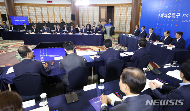 【부산=뉴시스】전신 기자 = 문재인 대통령이 24일 부산 해운대구 누리마루 APEC하우스에서 열린 시·도지사 간담회에서 모두발언하고 있다. 2019.07.24. photo1006@newsis.com