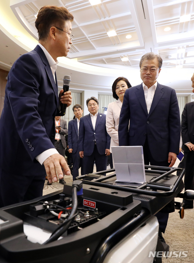 【부산=뉴시스】전신 기자 = 문재인 대통령이 24일 부산 해운대구 누리마루 APEC하우스에서 열린 시·도지사 간담회에 앞서 규제자유특구 전시를 관람하고 있다. 2019.07.24.&nbsp; photo1006@newsis.com