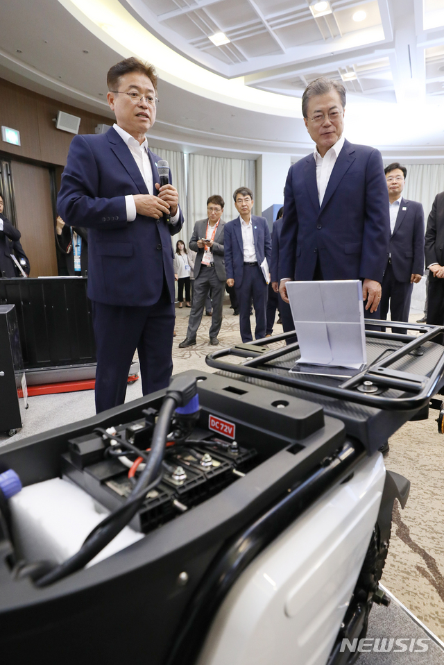 【부산=뉴시스】전신 기자 = 문재인 대통령이 24일 부산 해운대구 누리마루 APEC하우스에서 열린 시·도지사 간담회에 앞서 규제자유특구 전시를 관람하고 있다. 2019.07.24. photo1006@newsis.com