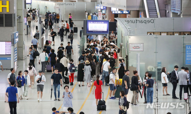 【인천공항=뉴시스】김진아 기자 = 지난달 24일 인천국제공항 출국장이 휴가철을 맞아 해외로 떠나는 여행객들로 붐비고 있다. 2019.07.24. bluesoda@newsis.com