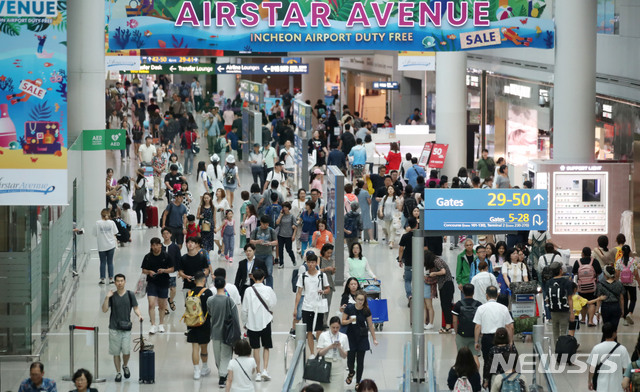 【인천공항=뉴시스】김진아 기자 = 24일 인천국제공항 면세점이 휴가철을 맞아 해외로 떠나는 여행객들로 붐비고 있다. 2019.07.24. bluesoda@newsis.com