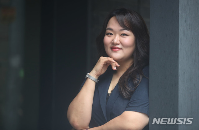 【서울=뉴시스】박미소 기자 = 드라마 '퍼퓸'에서 민재희 역을 연기한 배우 하재숙이 24일 오후 서울 강남구 한 카페에서 뉴시스와 인터뷰에 앞서 포즈를 취하고 있다.2019.07.24.&nbsp;&nbsp;&nbsp; misocamera@newsis.com