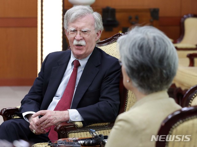 【서울=뉴시스】홍효식 기자 = 존 볼턴 미국 백악관 국가안보회의(NSC) 보좌관이 24일 오후 서울 세종대로 외교부 청사에서 강경화 외교부 장관과 면담을 하고 있다. 2019.07.24. photo@newsis.com