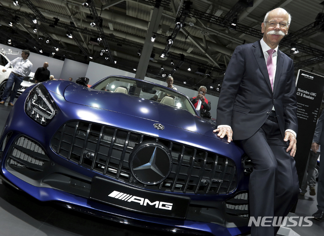 독 다임러의 새 CEO 디터 제체 회장이 5월 베를린 주주 총회을 앞두고 포즈를 취하고 있다&nbsp; AP