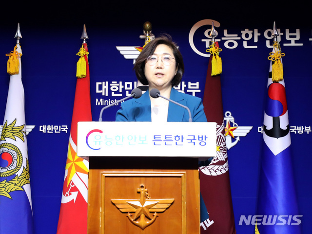 【서울=뉴시스】 전진환 기자 = 국방부 최현수 대변인이 24일 오후 서울 용산구 국방부 브리핑실에서 브리핑을 하고 있다.  최 대변인은 독도영공을 침범한 러시아 군용기에 우리 공군이 대응작전을 수행한 것을 두고 일본이 자신들의 영공을 침범했다고 언급한 것에 대해 독도는 명백한 대한민국 영토이며 외부의 침범에 엄중히 대응해 나가겠다로 말했다. 2019.07.24.  amin2@newsis.com