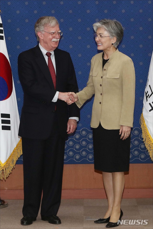 【서울=뉴시스】홍효식 기자 = 존 볼턴 미 백악관 국가안전보장회의 보좌관이 24일 오후 서울 종로구 외교부청사에서 강경화 외교부 장관과 악수하고 있다. 2019.07.24. photo@newsis.com