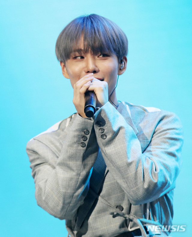 [서울=뉴시스] 박미소 기자 = CIX의 승훈이 24일 오후 서울 송파구 올림픽공원 SK핸드볼경기장에서 열린 'CIX 데뷔 기념 미디어 쇼케이스'에서 취재진의 질문에 답하고 있다. 2019.07.24.&nbsp; misocaemra@newsis.com