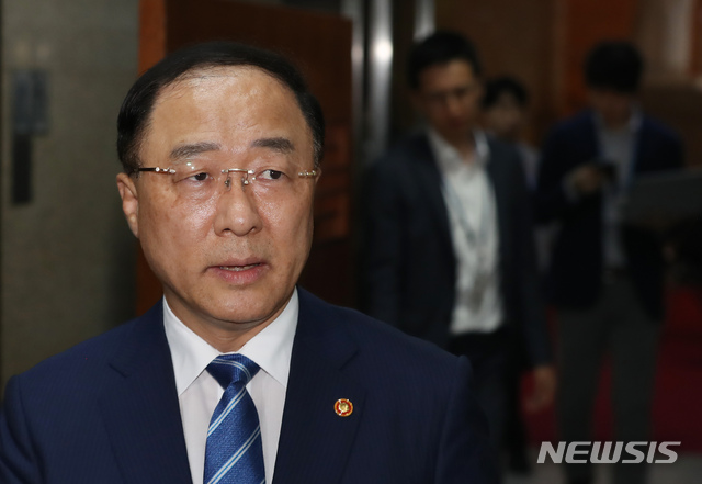 【서울=뉴시스】고승민 기자 = 홍남기 경제부총리 겸 기획재정부 장관이 24일 서울 여의도 국회를 찾아 민주당 이인영 원내대표실로 향하고 있다. 기획재정부는 이날 보도자료를 내고 91일째 국회에 머물러 있는 추가경정예산안의 조속한 통과를 촉구했다. 2019.07.24. kkssmm99@newsis.com