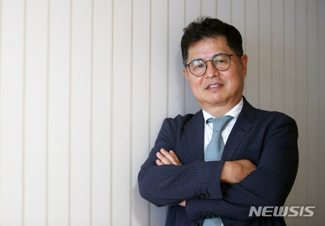 【서울=뉴시스】박미소 기자 = 김진호 중소감정평가법인협의회 의장이 24일 오전 서울 서대문구 통일감정평가법인 사무실에서 뉴시스와 인터뷰를 한 후 포즈를 취하고 있다.2019.07.24.&nbsp; misocamera@newsis.com