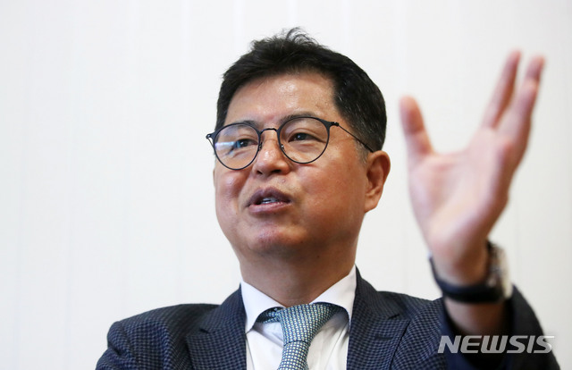 【서울=뉴시스】박미소 기자 = 김진호 중소감정평가법인협의회 의장이 24일 오전 서울 서대문구 통일감정평가법인 사무실에서 뉴시스와 인터뷰를 하고 있다. 2019.07.24.&nbsp; misocamera@newsis.com