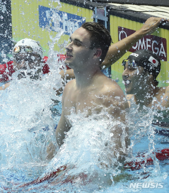 【광주=뉴시스】최진석 기자 = 24일 광주 광산구 남부대학교 시립국제수영장에서 열린 '2019 광주세계수영선수권대회' 경영 남자 접영 200m 결승에 출전한 헝가리 크리슈토프 밀락이 세계신기록을 세우며 금메달을 차지한 뒤 기뻐하고 있다. 이날 밀락은 마이클 펠프스의 세계 신기록을 10년 만에 갈아치우며 금메달을 따냈다. 2019.07.24.myjs@newsis.com